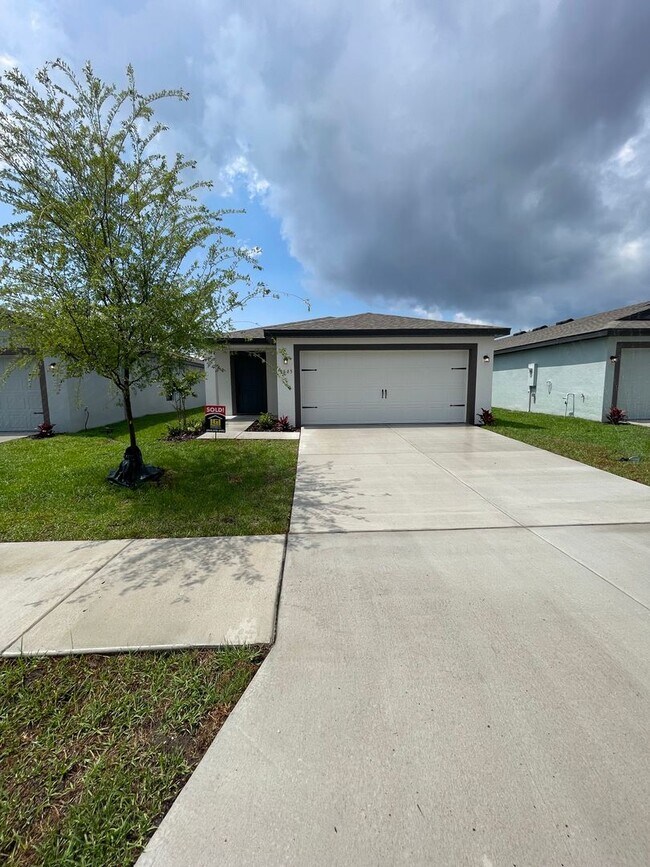 Building Photo - 5665 Deep River Ave Clair-Mel City, FL 33619