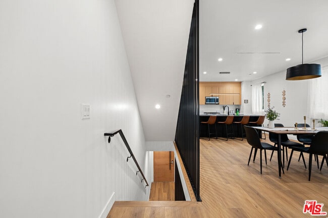 Foto del edificio - 835 N McCadden Pl