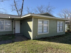 Building Photo - 15 MacArthur Dr