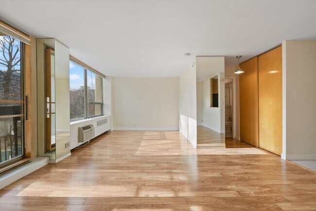 Foto del edificio - 1360 N Sandburg Terrace