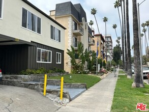 Building Photo - 517 S Kenmore Ave