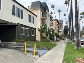 Building Photo - 517 S Kenmore Ave