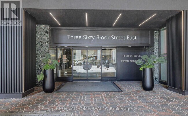 Photo du bâtiment - 360 Bloor St E