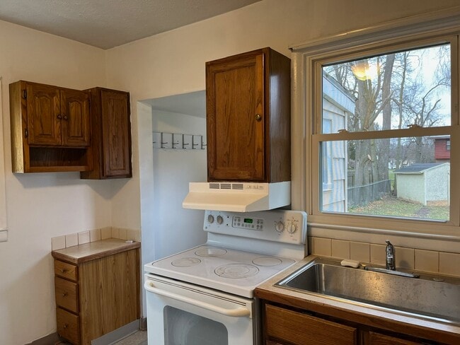 Building Photo - 631 Tisdale Ave