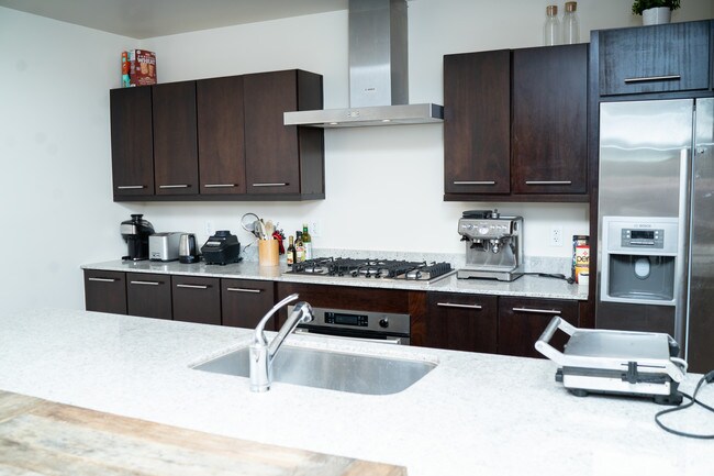 Building Photo - 210 Lee Barton Dr