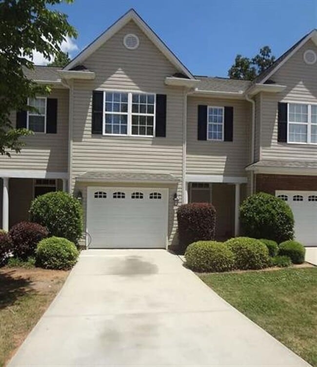 Spacious 3/2.5 Located Near Downtown Greenville! - Spacious 3/2.5 Located Near Downtown Greenville! House