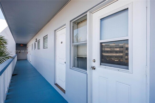 Building Photo - 2300 Park Ln