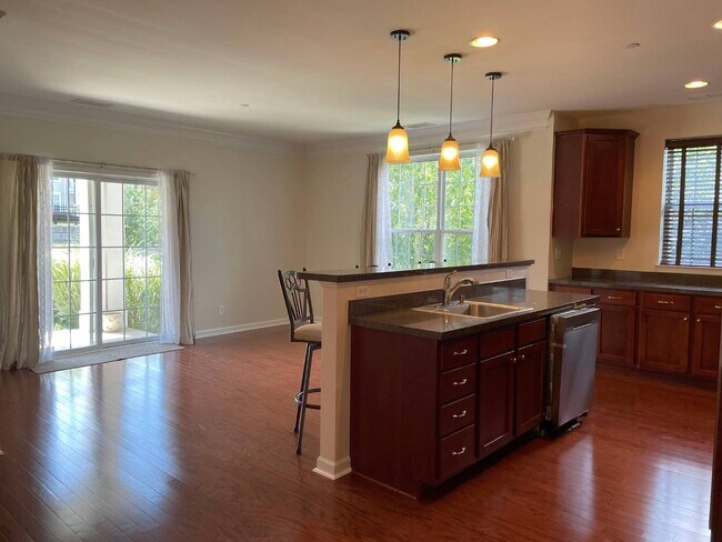 Building Photo - 406 Saratoga Ln