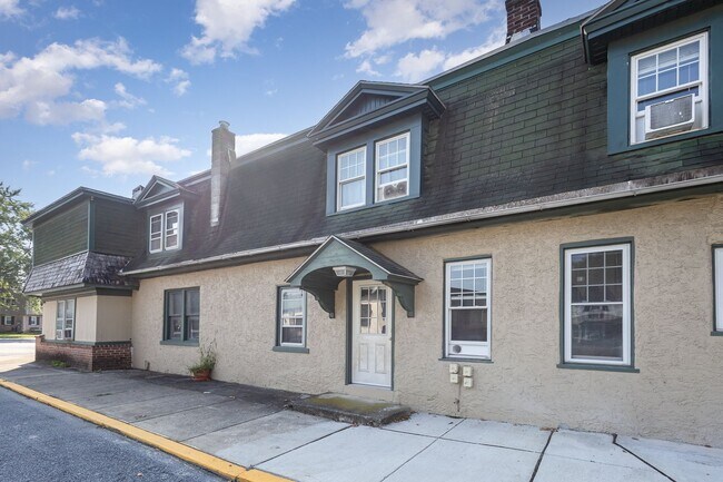 Building Photo - 342 N Cedar St