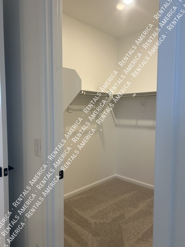 Building Photo - 5612 W Buist Ave