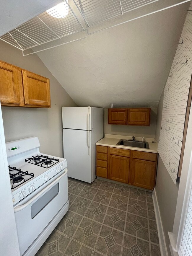 Building Photo - 818 N Corona St