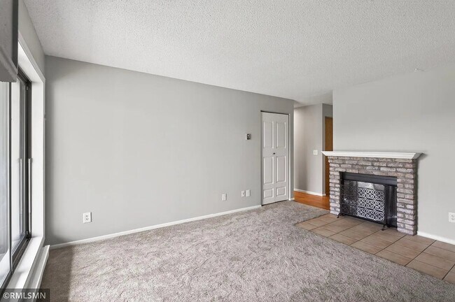 Foto del edificio - 400 Shelard Pkwy