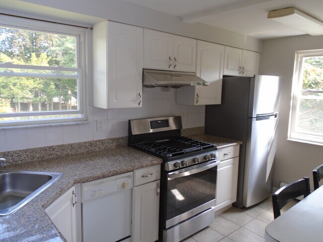 Kitchen - 199 River Ln