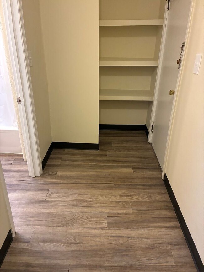 Foto del edificio - Avl NOW No Fee! Spacious rear-facing Studio!