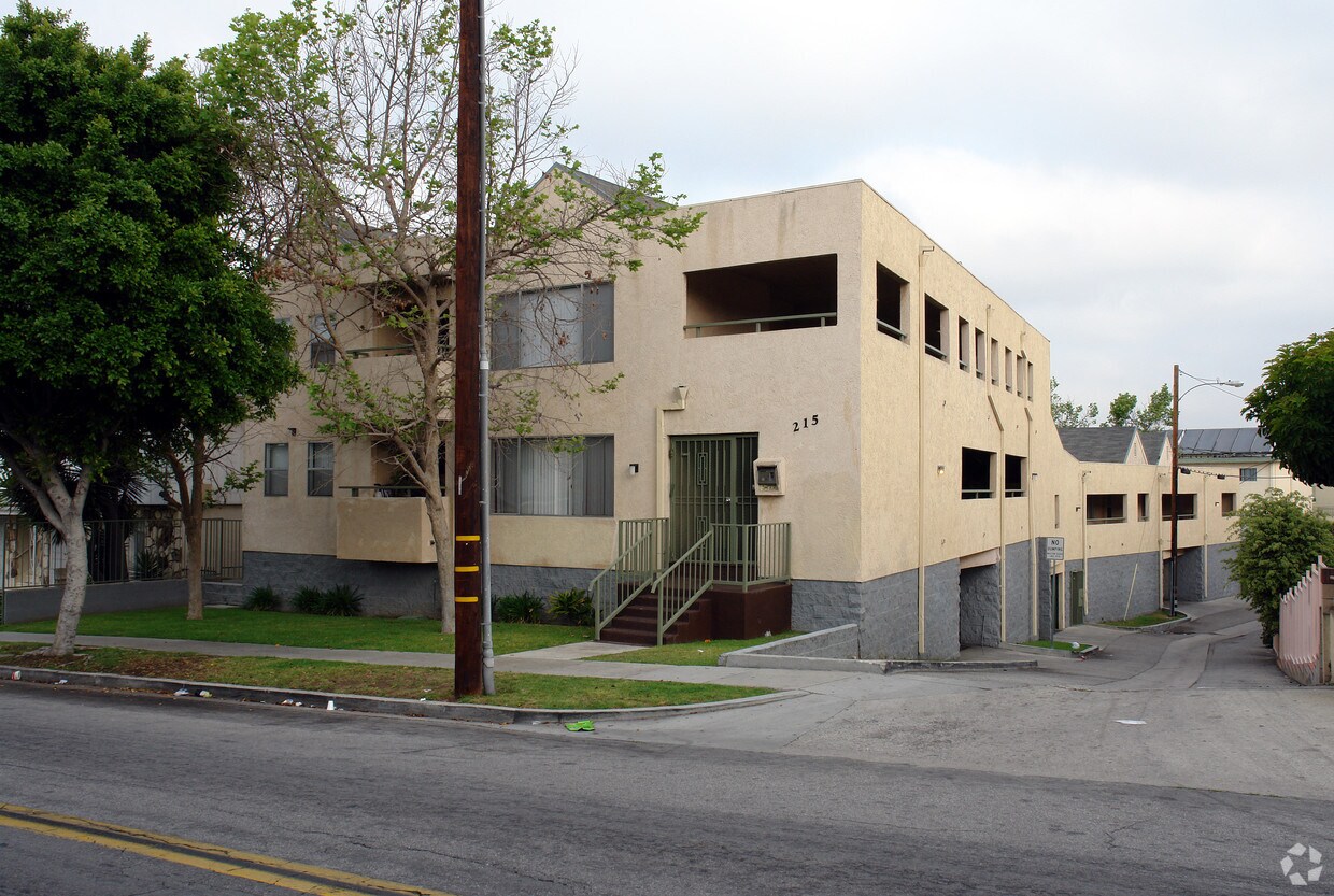 Primary Photo - 215 E Hyde Park Blvd