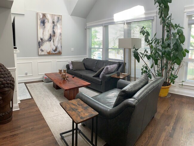 Foto del edificio - 2423 N Marshfield Ave