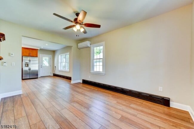 Building Photo - 118 Bartine St