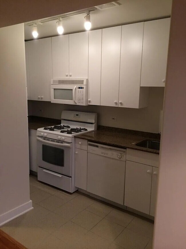 Foto del edificio - 4335 W Irving Park Rd