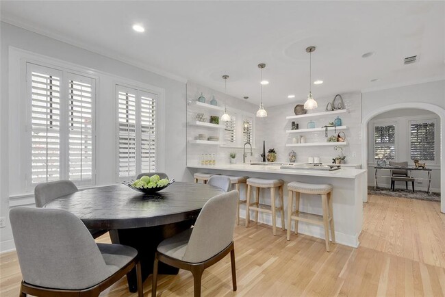Foto del edificio - 1016 Harwood Pl