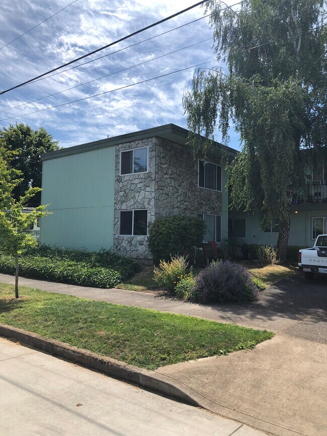 Unidad de segundo piso con encantadores espacios verdes. - 5330 SE Lafayette St