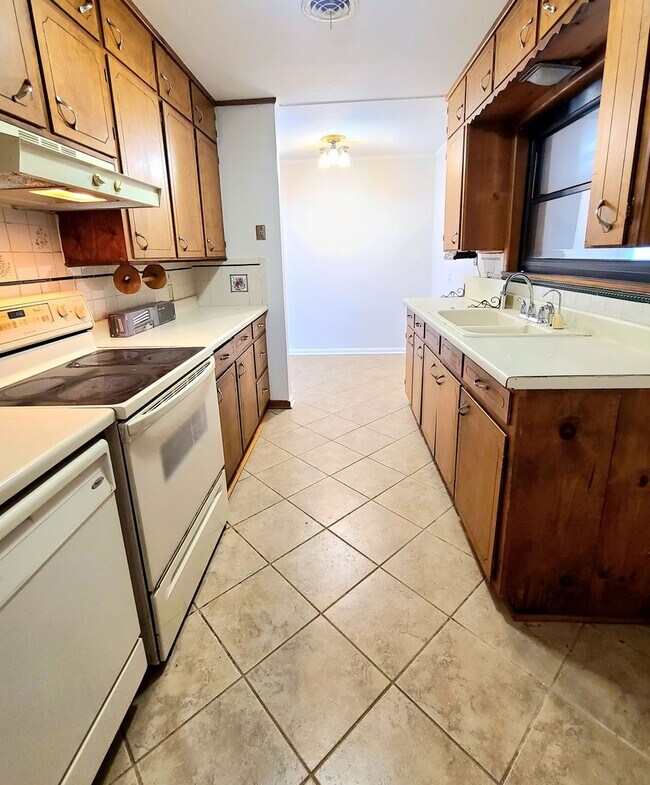 Foto del edificio - 2315 Pine Crest Dr