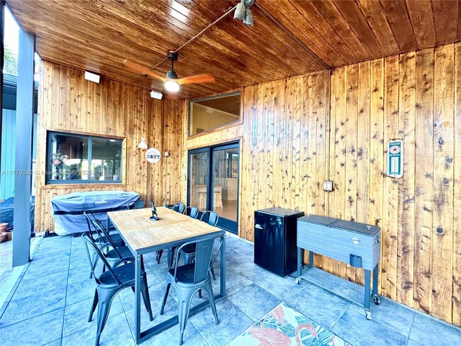 Building Photo - 3699 Lakeview Blvd