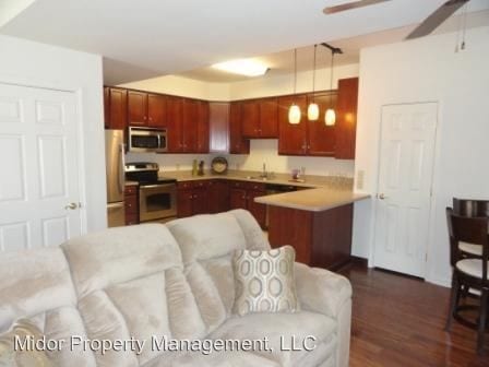 Building Photo - 3 br, 1.5 bath House - 1001 E River Dr