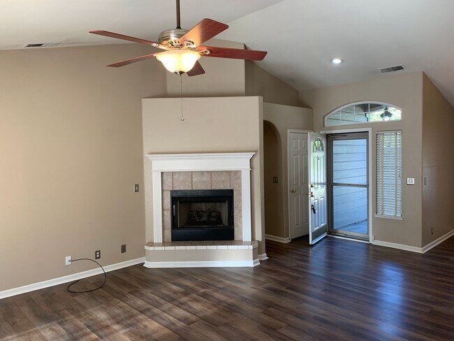Foto del edificio - 203 Legacy Ln
