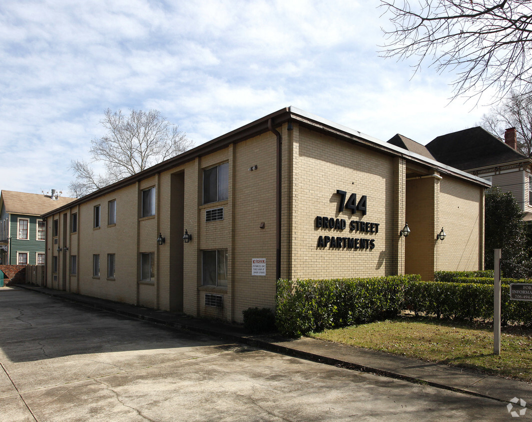 Primary Photo - Uptown Apartments