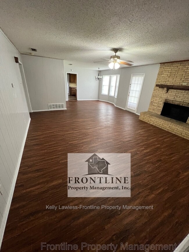 Building Photo - 3 Bedroom Home - Large fenced backyard! Gr...