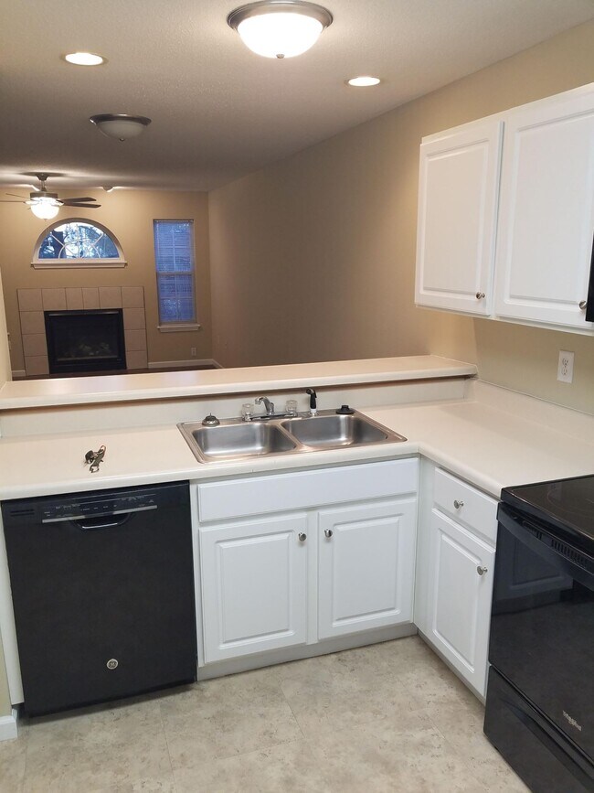 Foto del edificio - 421 Orchard View Ct