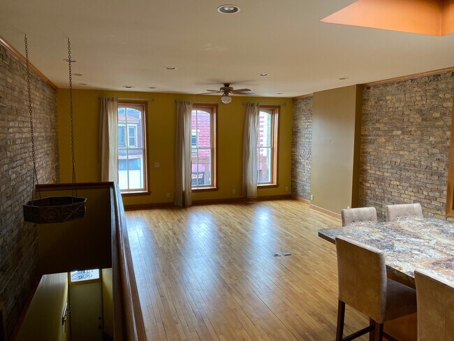 Foto del edificio - 413 W Milwaukee St