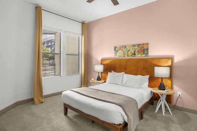 Building Photo - 555 N College Ave