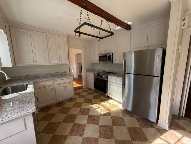 Foto del edificio - 1121 Forest Hills Rd NW