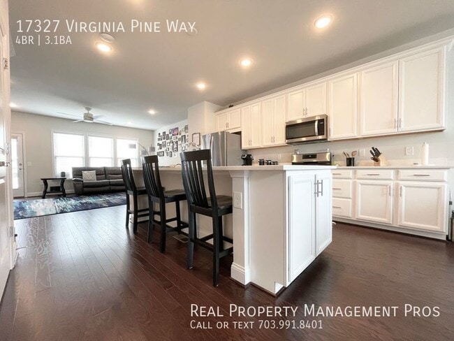 Building Photo - GREAT LOCATION!  RESORT LIKE LIVING!    3 ...