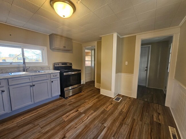 Building Photo - 7 Monson Pl