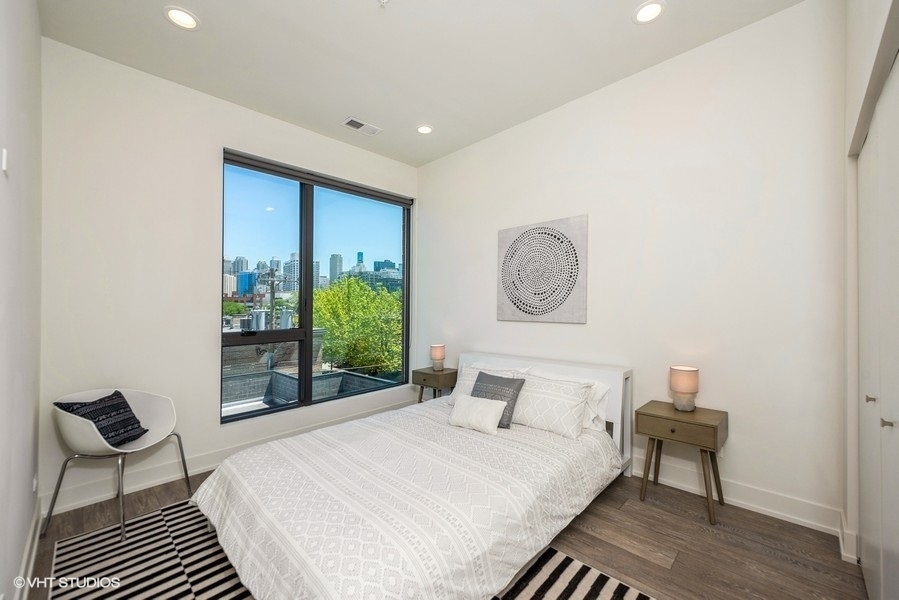 Building Photo - River North One Bed W/Terrace