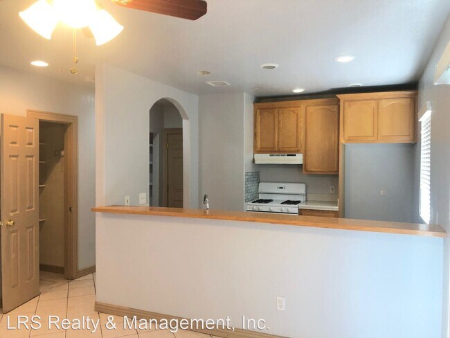 Building Photo - 3 br, 2.5 bath Apartment - 16365 Juniper St.