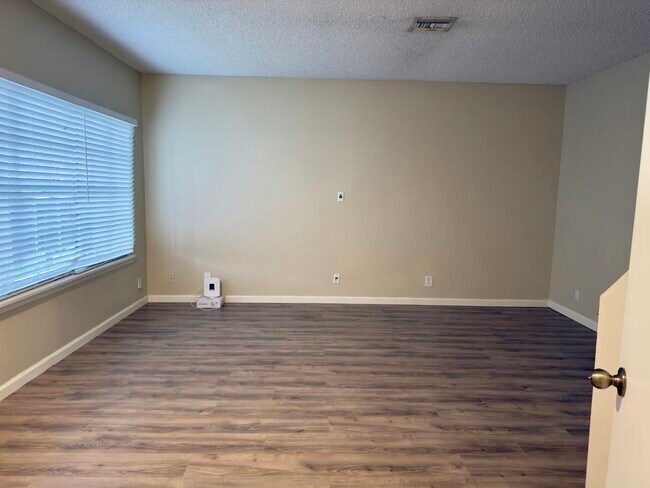 Foto del edificio - 6006 Plum Isle Way