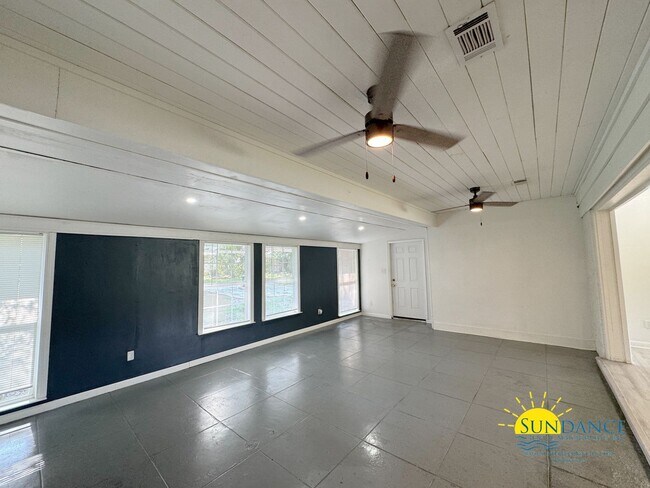 Building Photo - Expansive 3 bedroom 3 bath floor plan loca...