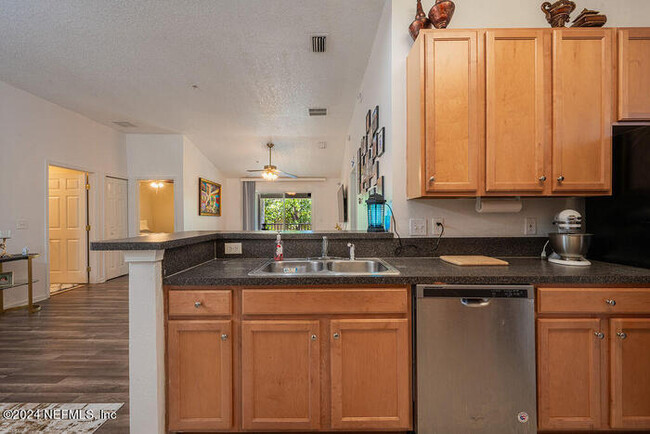 Building Photo - This beautiful 2bedr 2bath apartment is Co...