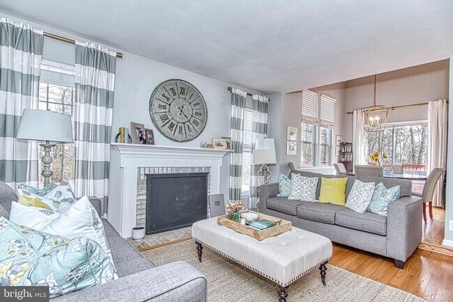 Foto del edificio - Discover this updated single family home with a garage, offering comfort and style in the sought ...