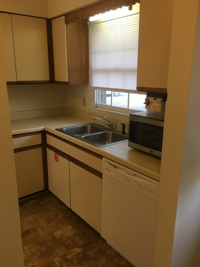 Foto del edificio - 2 Bedroom 1.5 bath for $1300 a month!