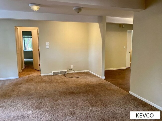 Building Photo - Huge House Perfect for Roommates