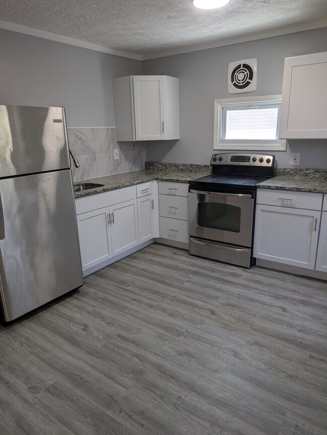 Foto del edificio - Charming 5 beds 2 baths in Euclid!