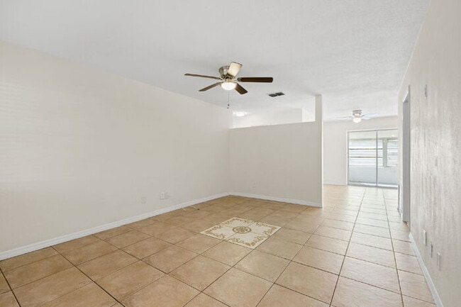 Building Photo - "Charming 3-Bed, 2-Bath Gem in St. Petersburg – 1200 Sq Ft of Cozy Living!"