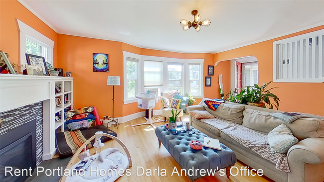 Building Photo - 2 br, 1 bath House - 3033 NE 11th Avenue