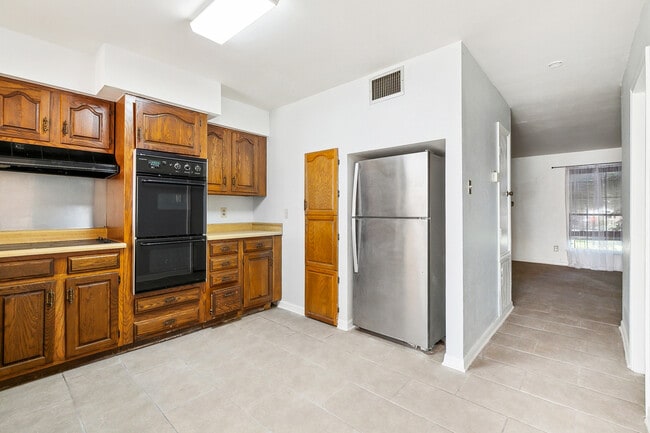 Building Photo - 2118 Edenborn Ave