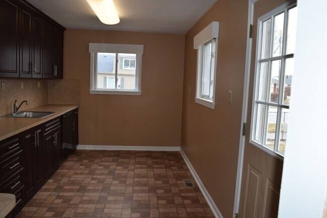 Foto del edificio - UPDATED AND SPACIOUS BUNGALOW ON CORNER LO...