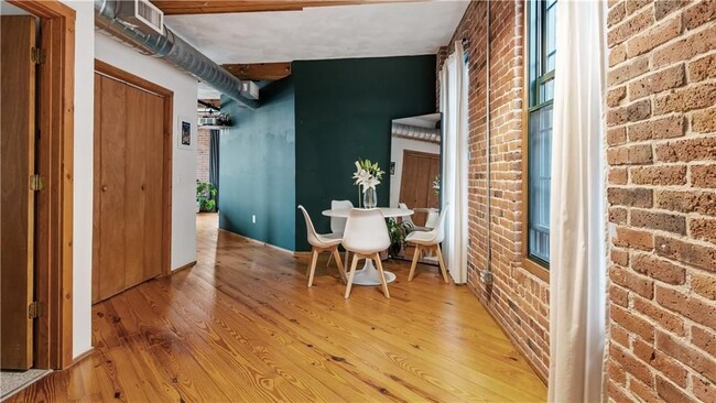 Building Photo - 407 Pine St